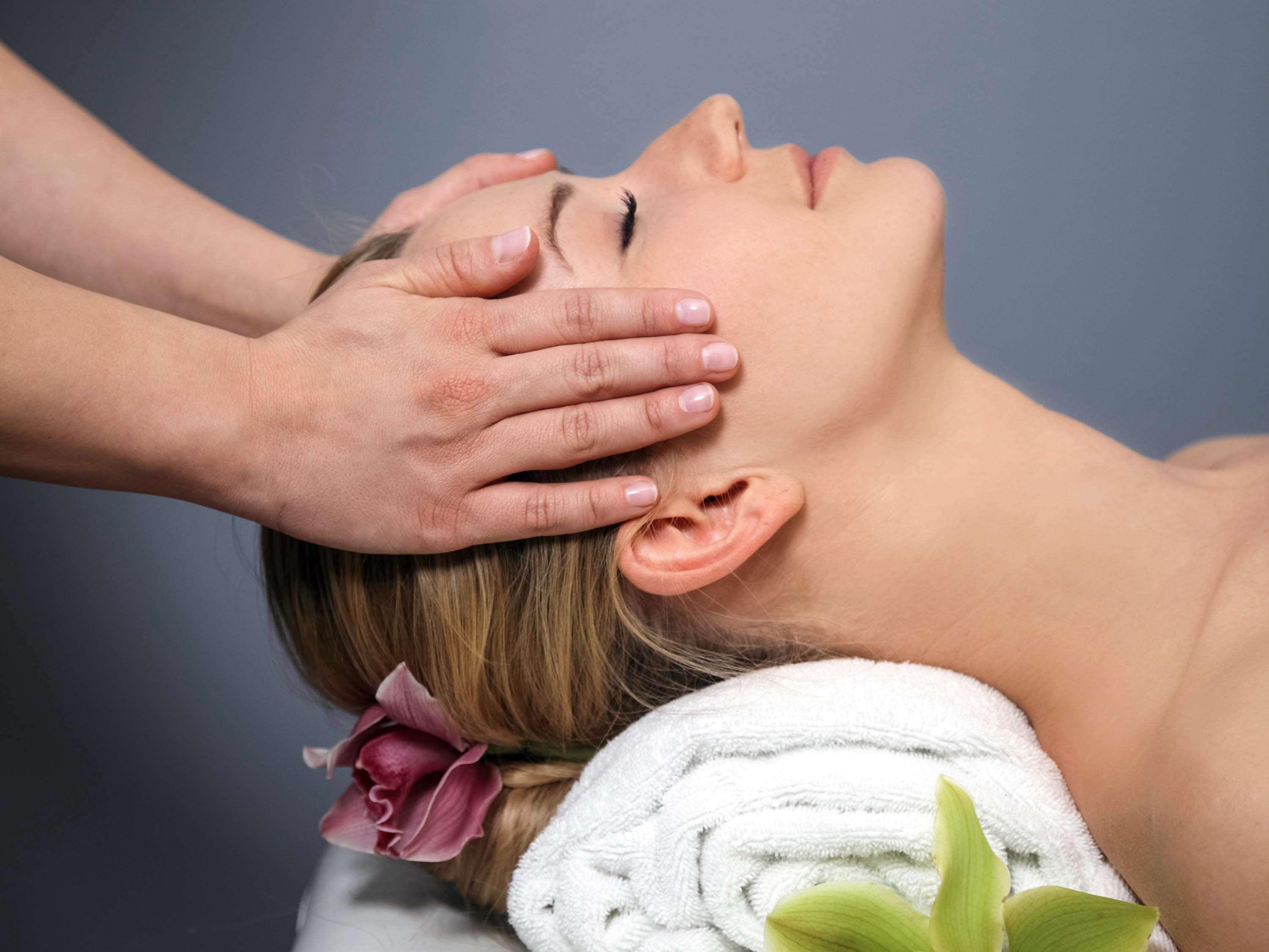 ホテル ソフィテル グランド ソポト エクステリア 写真 A woman receiving a head massage
