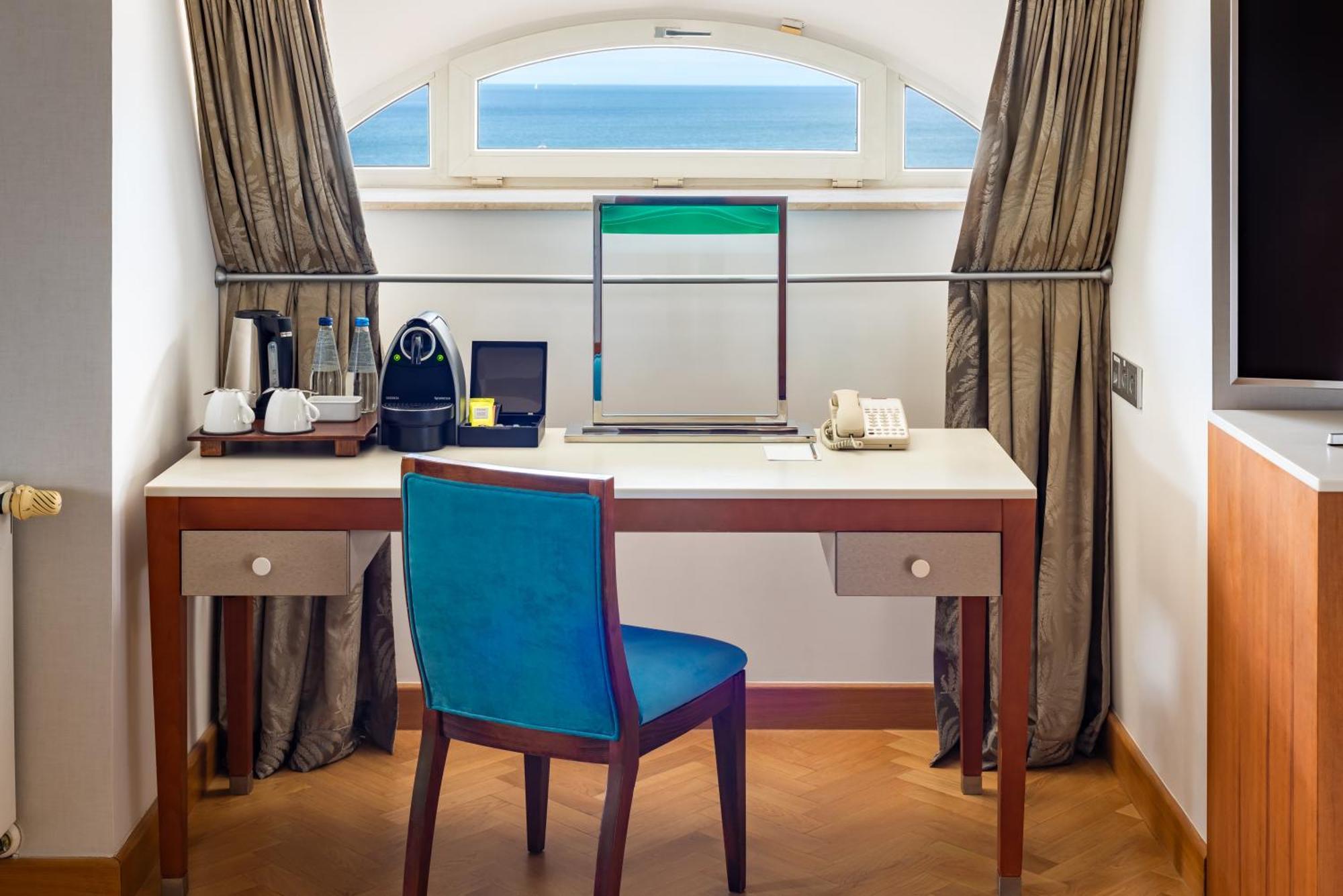 ホテル ソフィテル グランド ソポト エクステリア 写真 A work desk in a hotel room