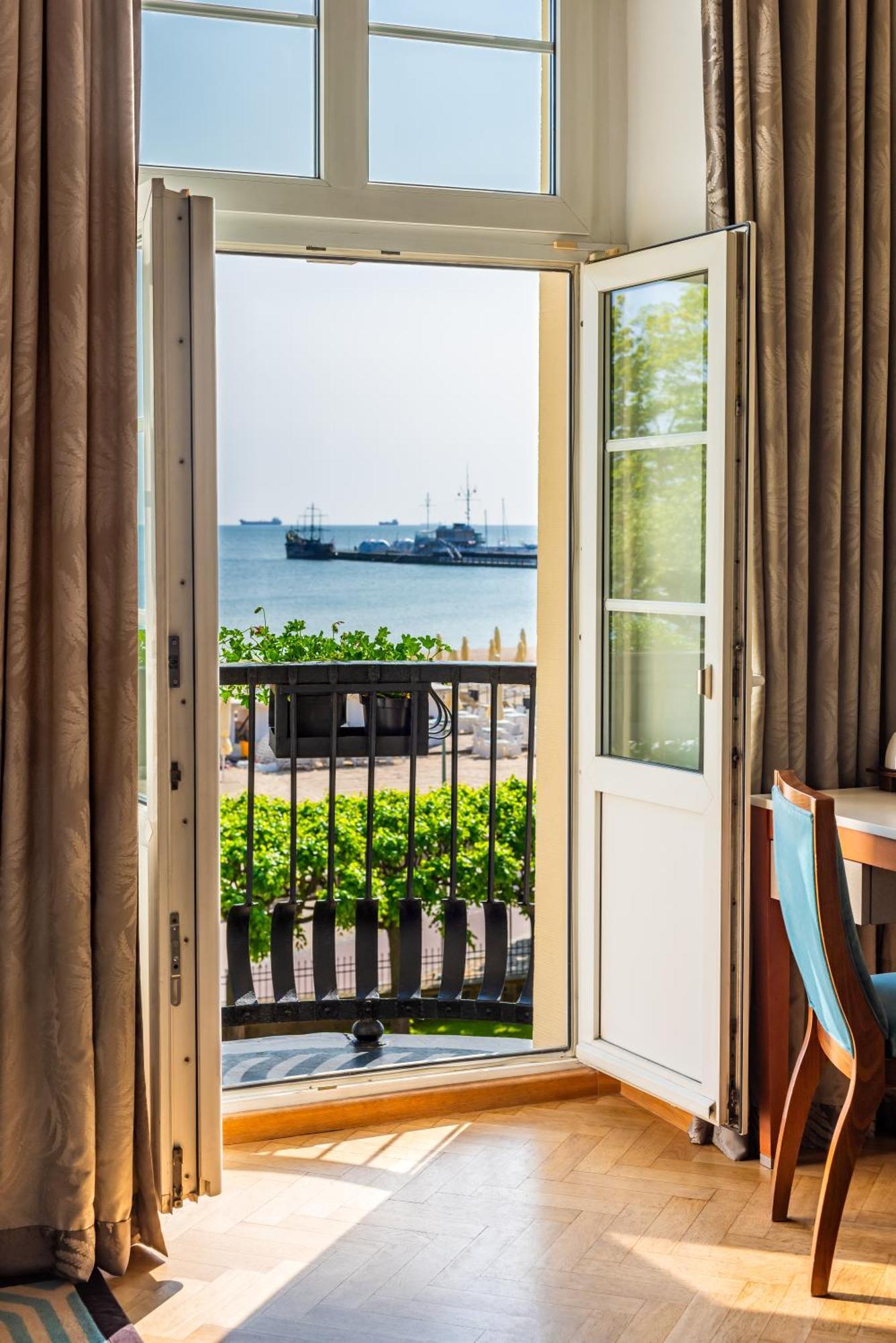 ホテル ソフィテル グランド ソポト エクステリア 写真 A view of the sea from a hotel room