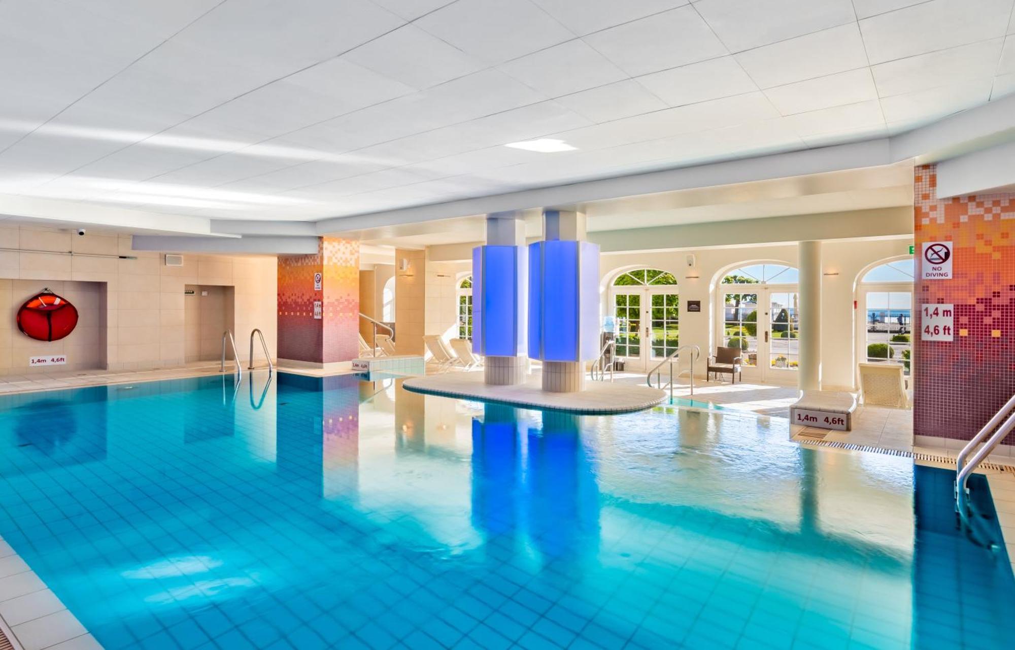 ホテル ソフィテル グランド ソポト エクステリア 写真 The swimming pool at the hotel