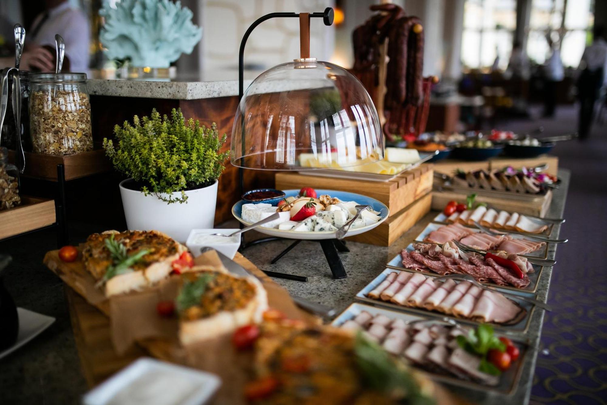 ホテル ソフィテル グランド ソポト エクステリア 写真 A buffet at a hotel