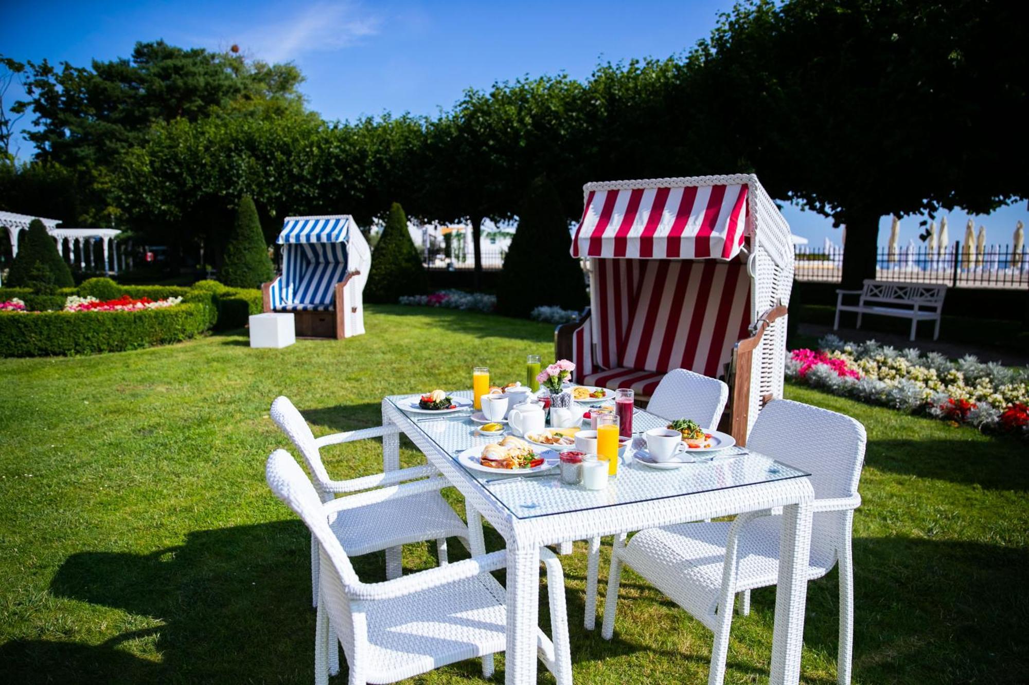 ホテル ソフィテル グランド ソポト エクステリア 写真 The beach chairs in the hotel's garden